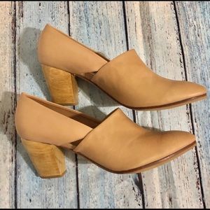 Very classy Ariana Bohling heeled booties🌸